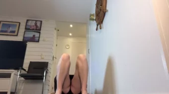 Un video de MarlingYoga, un Youtuber, mostrando algo de yoga de una manera sexy.