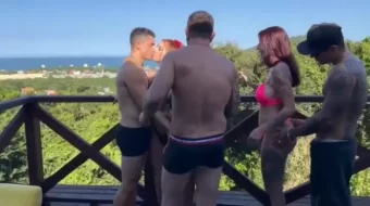 Fiesta con tres chicas calientes disfrutando del intercambio de parejas en la naturaleza