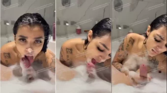 Karely Ruiz realizando sexo oral en la sala de baño