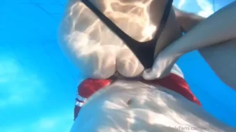 Wine Flame teniendo sexo sin protección en la piscina