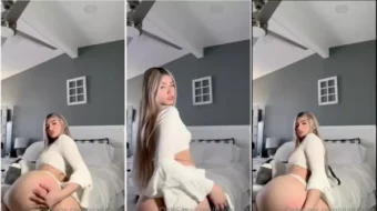 Diosa Gia Lover sensualizándose con las bragas en el culo y divirtiéndose