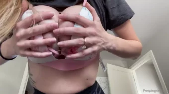 Vídeo filtrado de Peepingonpiper mostrando sus grandes senos en un provocativo striptease