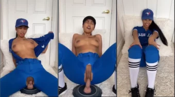Asiática traviesa divirtiéndose con el juguete con muchas ganas hasta llegar al máximo placer