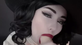 La sensual BishoujoMom se disfrazó de Lady Dimitrescu y se propuso lucir sus hermosas tetas