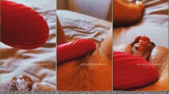 Mira a la bella Vanessa Vailatti luciendo su hermoso cuerpo desnudo y a punto de llegar a la cima del placer