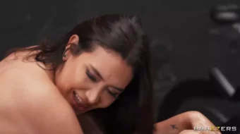 Mujer latina con un trasero grande no puede resistirse a tener relaciones sexuales en el GIMNASIO