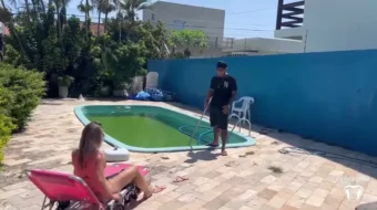 Patty Hotwife manteniendo relaciones íntimas con un trabajador de mantenimiento de piscinas bien dotado