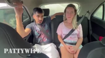Patty Hotwife teniendo sexo con el amigo de su marido en el coche