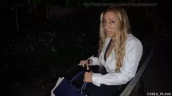 Una mujer dominicana engaña a su pareja con un desconocido que conoce en la calle en lugar de esperar a su novio