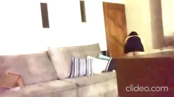 Chica traviesa mostrándose a su padrastro ante una cámara oculta