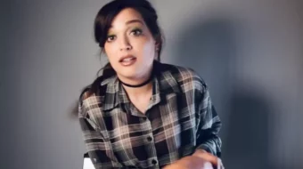 Vídeo filtrado de Tessa Fowler mostrando un gran consolador entre sus senos desnudos