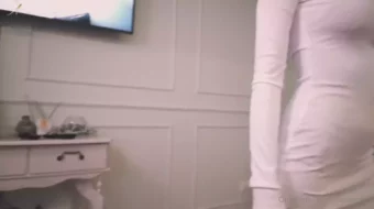 ArianaRealTV se desnuda para castigar a su amigo en un vídeo porno filtrado de lesbianas