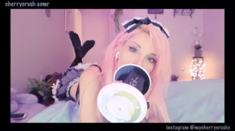 Video de ASMR de Cherrycrush susurrando y lamiendo orejas
