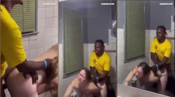 El video casero muestra una relación intensa entre la mujer blanca y el hombre negro en el baño del gimnasio