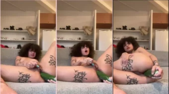 Estaba rodando en Internet una escena muy cálida, con ella divirtiéndose con un vibrador en la parte inferior y un palo en la parte posterior