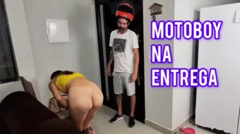 Girl Travessa recibe la entrega de pizza sin ropa