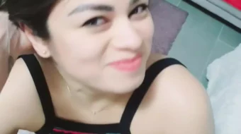 Luana Kazaji de Hot White Hot Hot con boca en el rollo