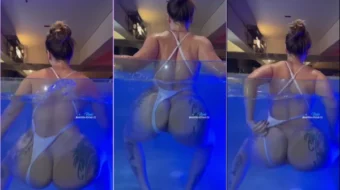 Andrea Rodas solo phan en la piscina