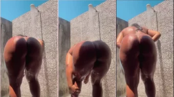 Sn mojado debajo de la ducha