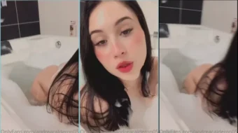 Andrea Calderon Branquinha hermosa en Putaria dentro de la bañera