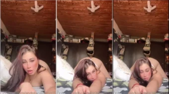 Andrea Calderón porno en cuatro en la cama