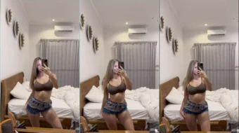 Denis Serena Busty Sexy Shorts en la habitación