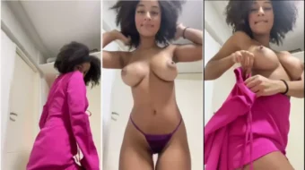 Beatriz Souza NUEVA Beautiful Quitándose de su ropa rosa