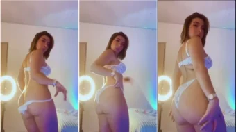 Laura White Naughty de las hermosas curvas meneando sensualmente
